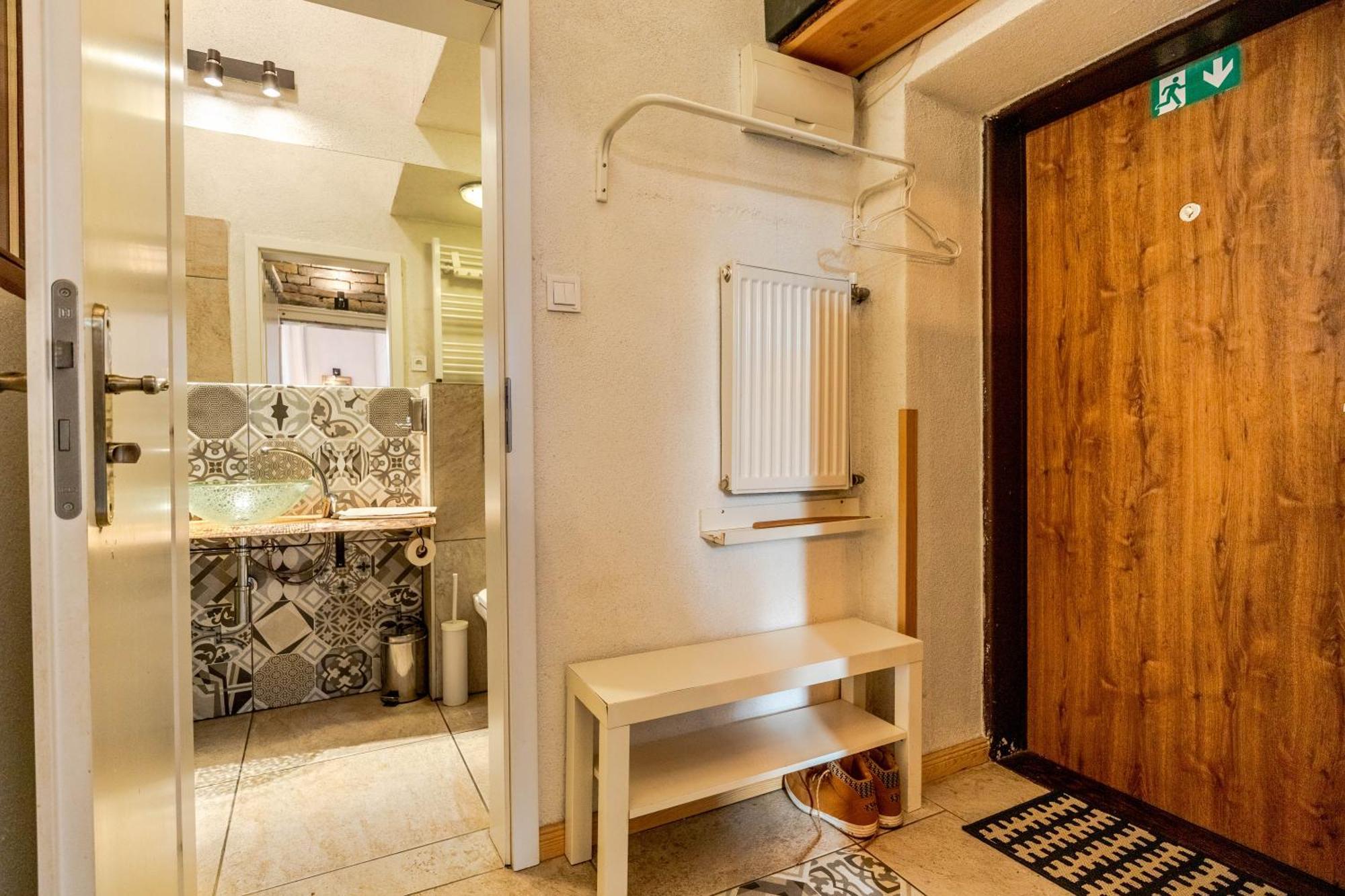 Historical Wine Apartment Bratislava Eksteriør billede